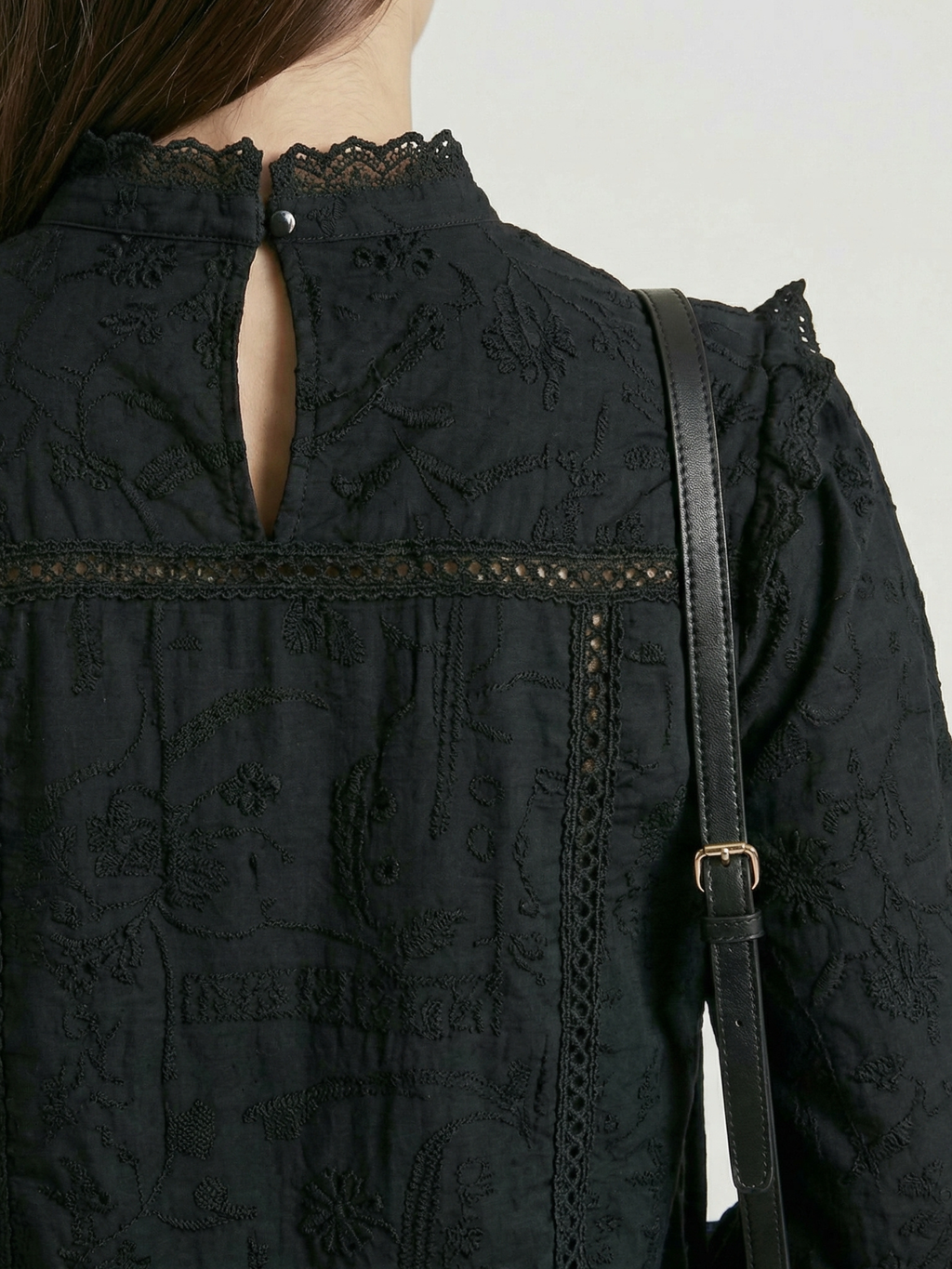 Blusa Valentina™ con volantes negro