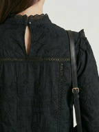 Blusa Valentina™ con volantes negro