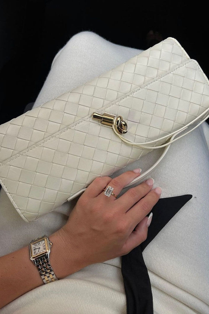 MELANIE™ | Clutch con Detalle de Nudo Dorado